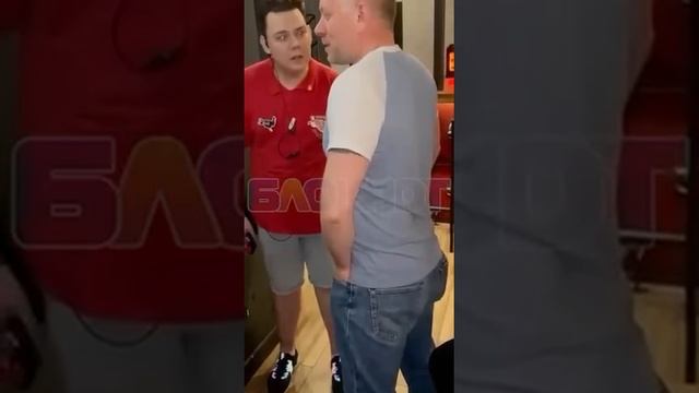 Участника СВО не пустили в воронежский бар из-за военной формы «У нас в заведении работает фейс-ко смотреть онлайн