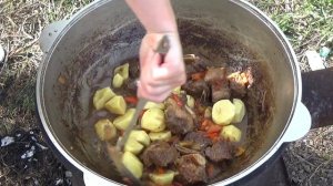 ГОВЯЖЬИ РЁБРА С ОВОЩАМИ И КАРТОФЕЛЕМ В КАЗАНЕ НА КОСТРЕ(вкусный рецепт как приготовить) SUB