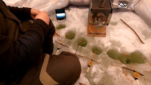 На большую РЕКУ за сигом и хариусом / Шикарный улов в глухозимье / Рыбалка ы феврале смотреть онлайн