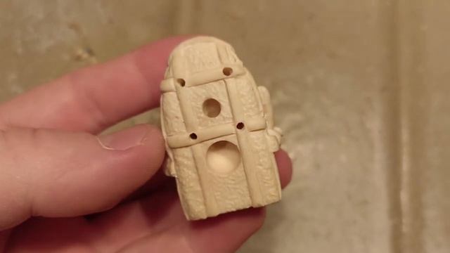 Нэцкэ "Крот,читающий книгу дождевому червю ". ( Netsuke "A mole reading a book to an earthworm"). смотреть онлайн