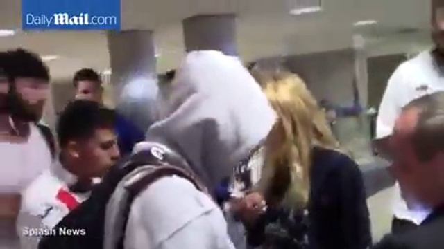 Bella Thorne and boyfriend Gregg Sulkin greet fans at LAX смотреть онлайн