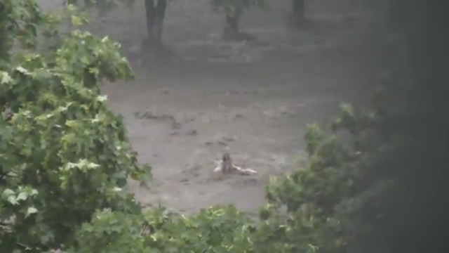 Женщину смыло дождем смотреть онлайн