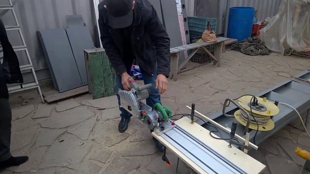 Покупатель тестирует ручной форматник смотреть онлайн