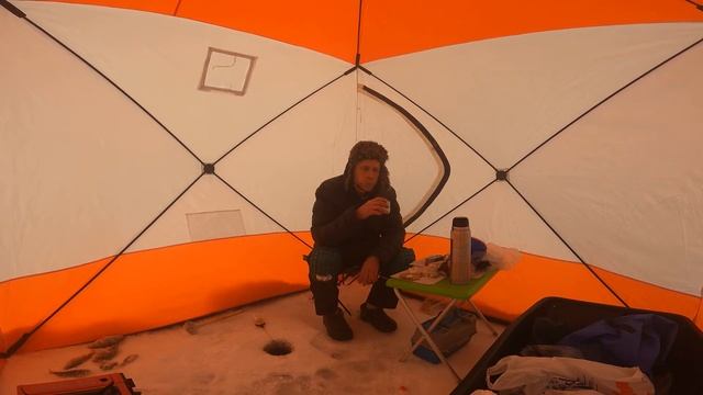 Зимняя рыбалка на Чудском озере. Выбрался на первую рыбалку в этом году. смотреть онлайн