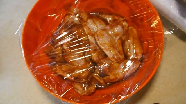 Запечённые Куриные крылышки в духовке с медовом соевым соусом. (САМЫЙ ВКУСНЫЙ МАРИНАД для крылышек! смотреть онлайн
