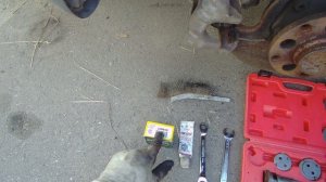 Ауди А6 С5 ремонт тормозов. Замена пыльника заднего тормозного поршня.