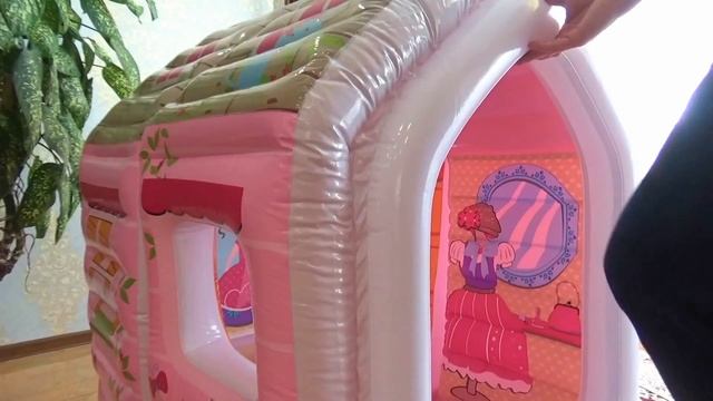 ДОМИК для ПРИНЦЕССЫ РАСПАКОВКА надувной дом принцесс МАЛЫШ в гостях у ПРИНЦЕССЫ House for princess смотреть онлайн