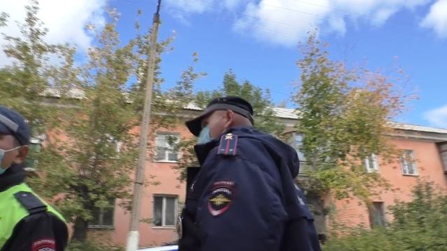 ГИБДД МВД "Орское" ИДПС Кравченко разрешает людям останавливать автомобили для проверки документов. смотреть онлайн