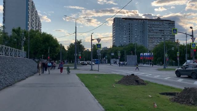 Прогулка по Шипиловской улице до перекрёстка с улицей Мусы Джалиля, г. Москва, 06.06.2023 смотреть онлайн