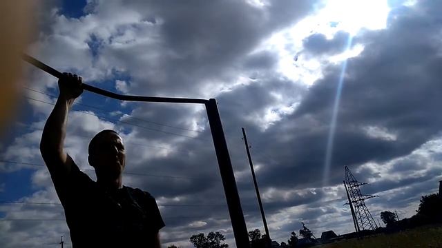 Пацан в 16 лет подтягивается на одной руке!!!!Невероятно! смотреть онлайн