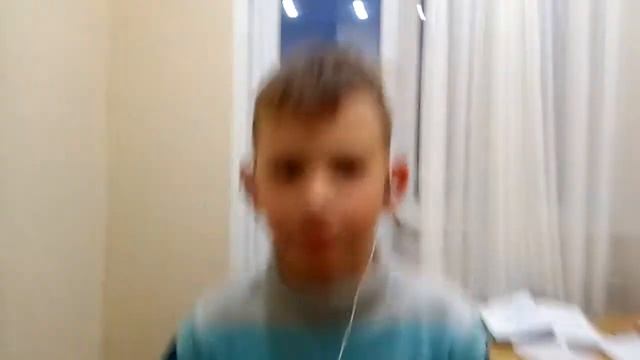 Как багнуть слушает музыку в наушниках смотреть онлайн