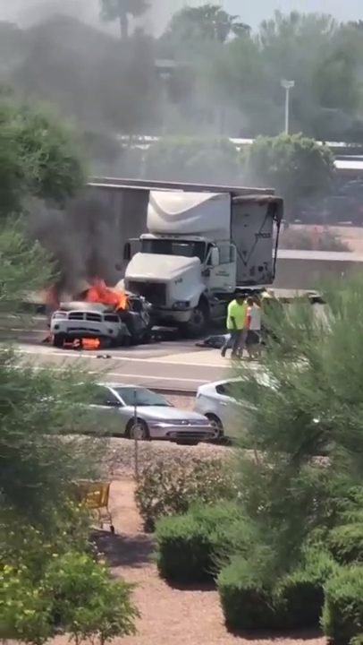 Очевидцы спасают жертв аварии смотреть онлайн