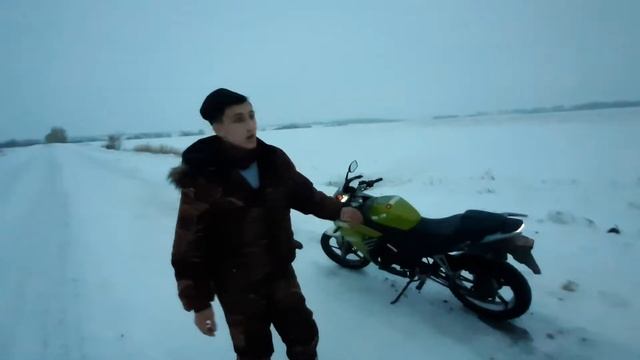 БЕНГАЛЬСКИЕ ОГНИ НА КОЛЕСО МОТОЦИКЛА | ПРИКЛЕИЛИ БЕНГАЛЬСКИЕ СВЕЧИ (ОГНИ) К КОЛЕСУ | С НАСТУПАЮЩИМ! смотреть онлайн