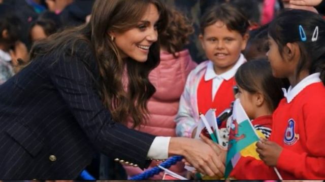 КЕЙТ МИДДЛТОН ПОЯВИЛАСЬ В ШИКАРНОМ КОСТЮМЕ - КОРОЛЕВСКИЕ НОВОСТИ смотреть онлайн