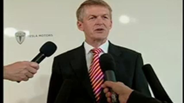 Strategic partnership: Daimler acquires stake in Tesla смотреть онлайн