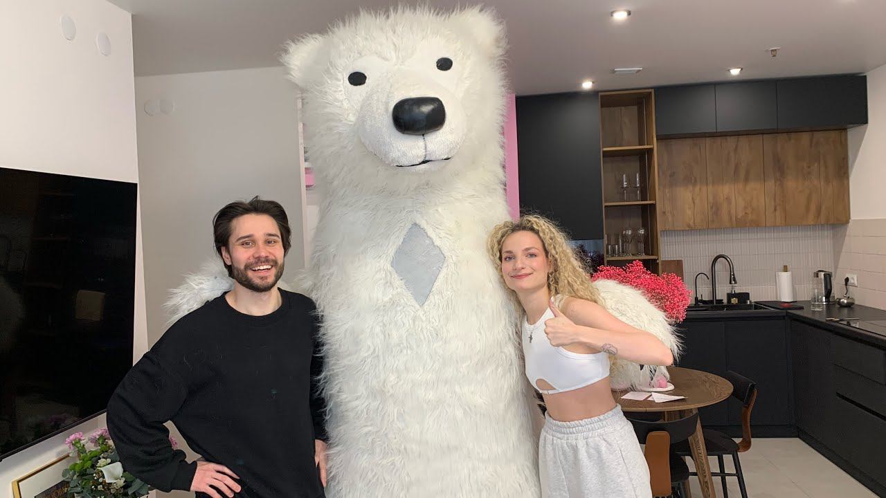 Такого ГОСТЯ она сегодня не ждала #встреча #соседи #праздник смотреть онлайн