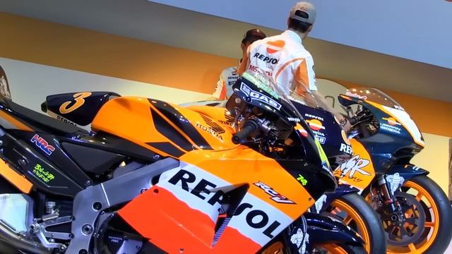 Marc Marquez and Dani Pedrosa alongside Repsol Honda title-winning machines [English/Español] смотреть онлайн