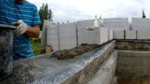 Первый ряд газоблоков. Разметка. Укладка. С уровнем всё гладко!