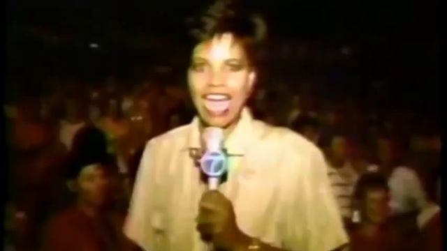 RARE - Whitney Houston - Hoffman Estates 1987 News Report смотреть онлайн