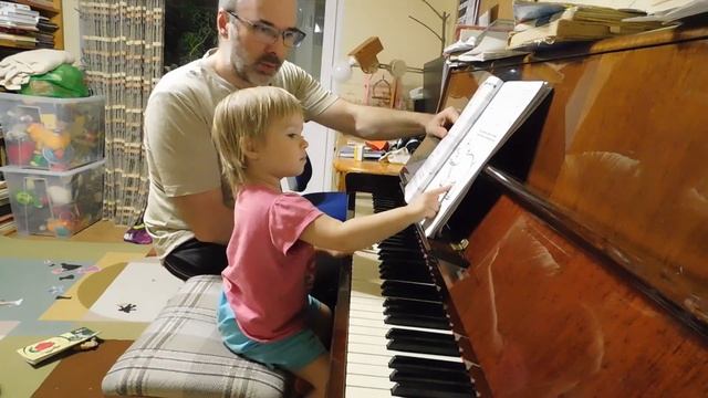 Радослава Лемешкина, 1 год 9 месяцев. Домашняя работа с папой. смотреть онлайн