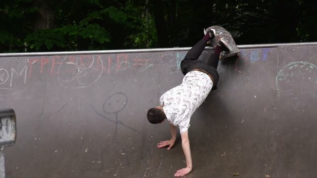 ЛУЧШИЙ СКЕЙТЕР В ГОРОДЕ! РАЗБИТЫЙ СКЕЙТ-ПАРК В ВИННИЦЕ. смотреть онлайн