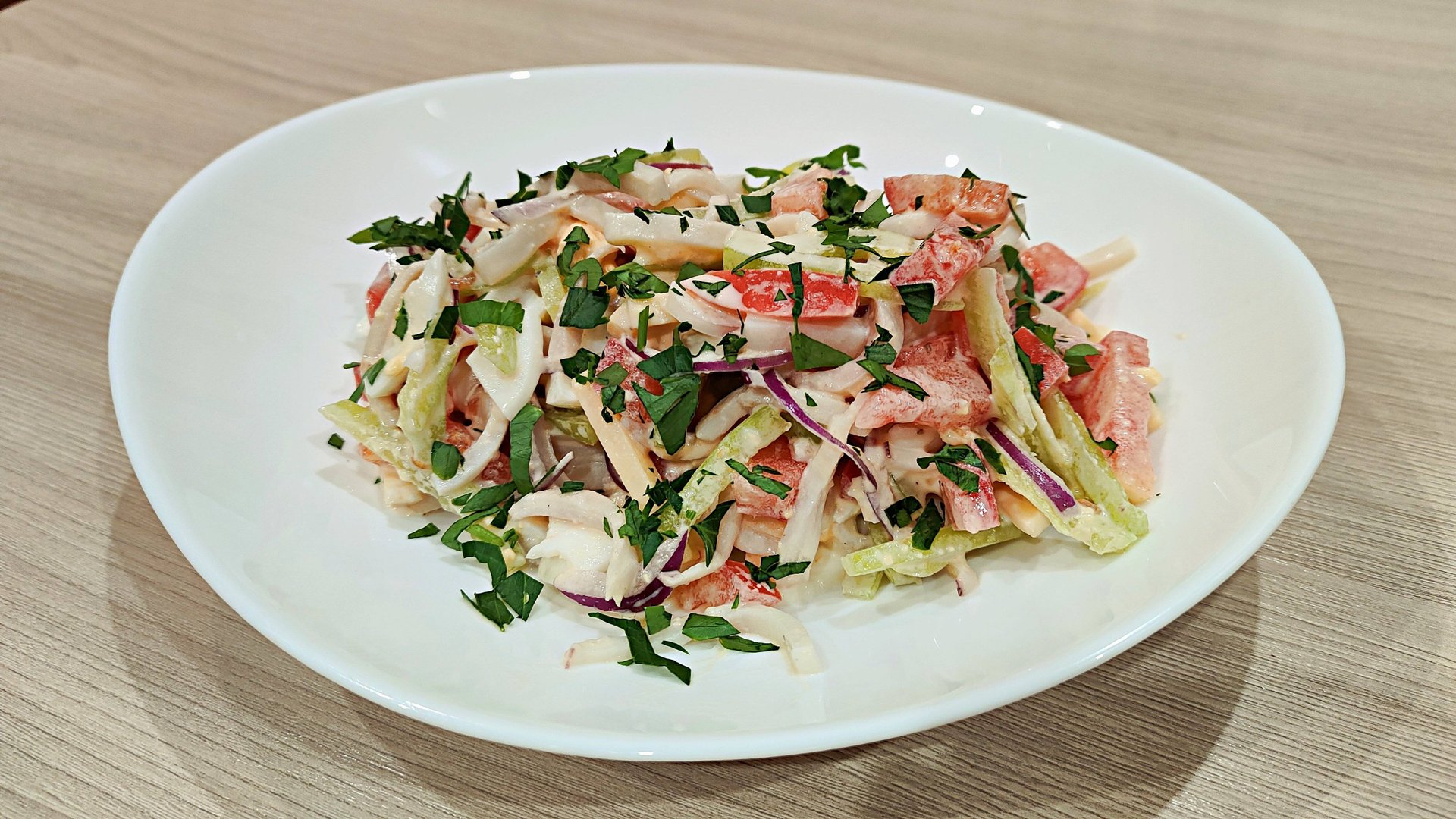 Простой и вкусный салат с кальмаром смотреть онлайн