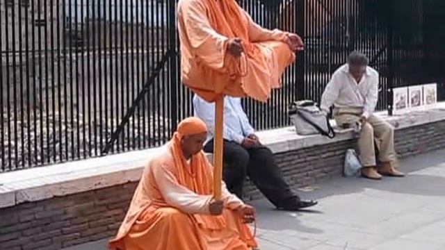 Развлечения туристов. Монахи в центре Рима. смотреть онлайн