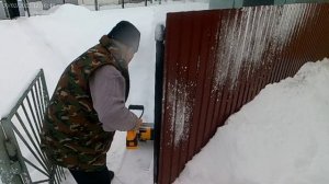 Снегоуборщик аккумуляторный Deko ST21 20 В Li-Ion 2x4 Ач