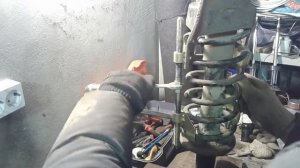 Замена заднего амортизатора Hyundai Sonata EF.