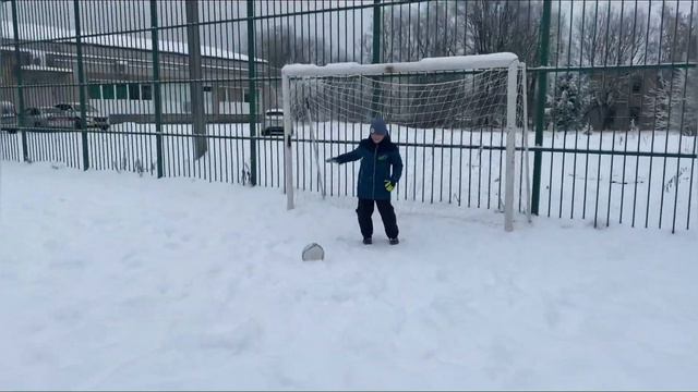 Снег не помеха играть в футбол смотреть онлайн