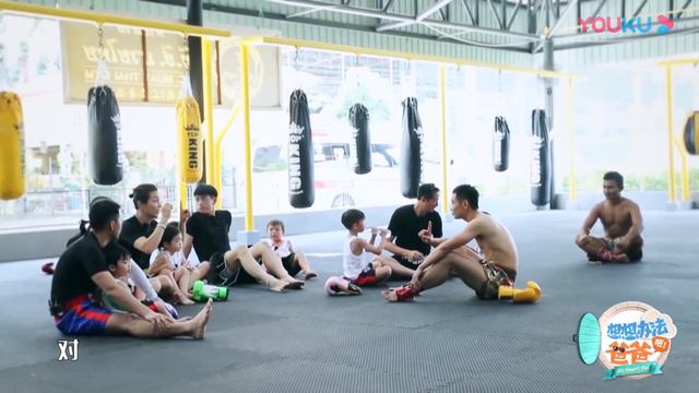 👪Lucky跟Victor比赛障碍跑，成功赢得比赛太开心了！ | 李承铉 Lucky 戚薇 | 想想办法吧！爸爸 смотреть онлайн