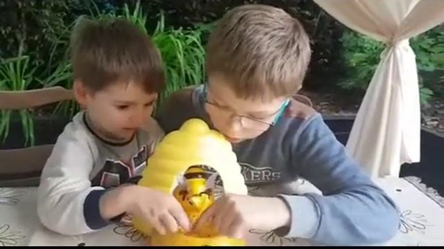 🐝🍯🐝 Honigklau im Bienenbau / Игра / Сердитая пчёлка/ Воруем мёд у пчёлки 🐝🍯🐝 смотреть онлайн