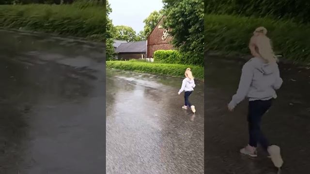 Есть с кем погулять под дождем))) Моя маленькая подружка❤️ смотреть онлайн