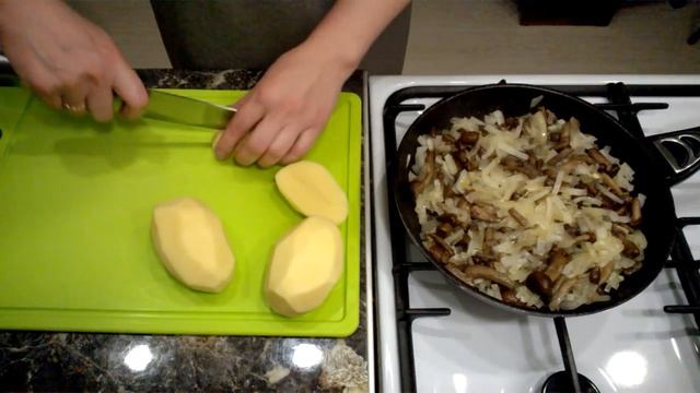 Картошка с грибами на сковороде. Жареные опята с картошкой и луком. смотреть онлайн