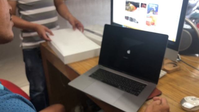 Macbook Pro 15inch 2018 Giá Rẻ Nhất Tại Www.iCenter.vn