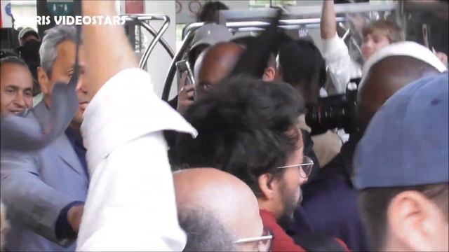 SHAKIRA creates chaos as she leaves the show Viktor & Rolf during Paris Fashion Week 5 july 2023 смотреть онлайн