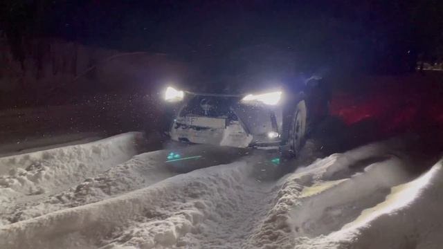 Lexus UX250h AWD in deep snow смотреть онлайн