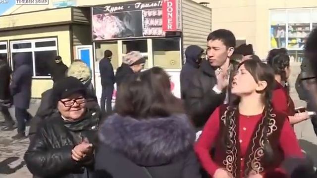 В Астане молодежь прикрывает руками камеры Азаттык, чтобы помешать съемкам смотреть онлайн