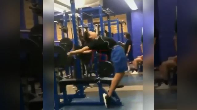 Переборщил с растяжкой, несите нового спортсмена.