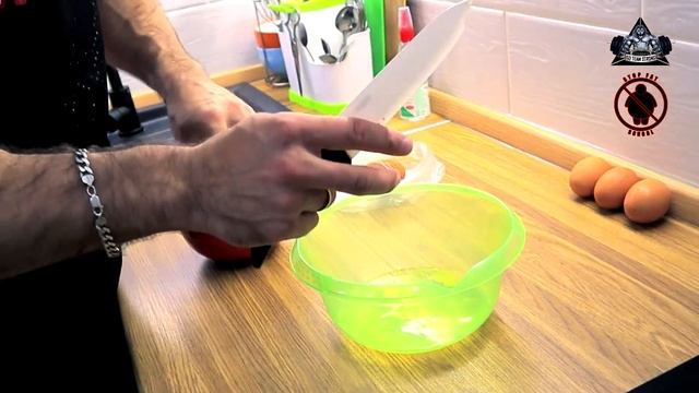 Как отделить желток от белка в яйце? Лайфхак с бутылкой. смотреть онлайн