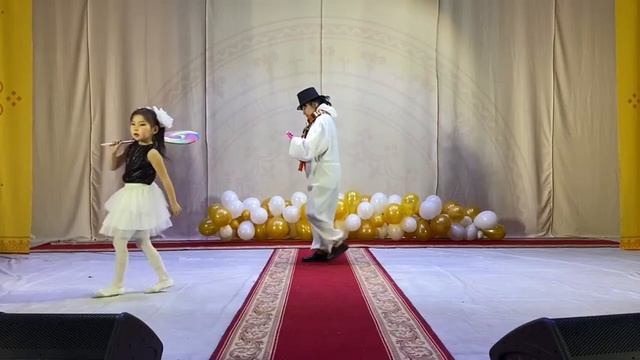 танец "Монстр в Париже" Ангелина с мамой? смотреть онлайн