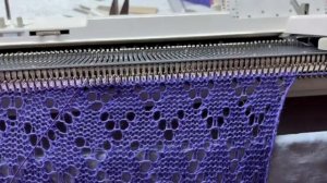 Как закрыть плечо и горловину при ажурном вязании на машине  Часть 1