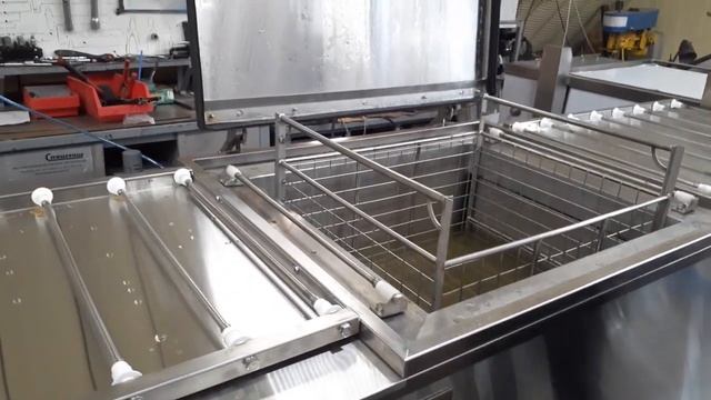 Ультразвуковая ванна 252 л. УЗВ-2ДН 800х700х450 с подъемным механизмом и столами загрузки-выгрузки смотреть онлайн