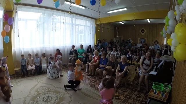 Танец "Прощайте, игрушки". Танец выпускников с малышами смотреть онлайн