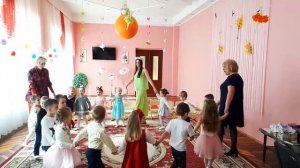 Мамины помощники поют песни | Песенка про маму