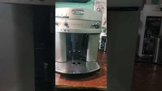 кофемашина Delonghi мигают нижние индикаторы поочередно . Адаптация кофемашины. Не включается смотреть онлайн