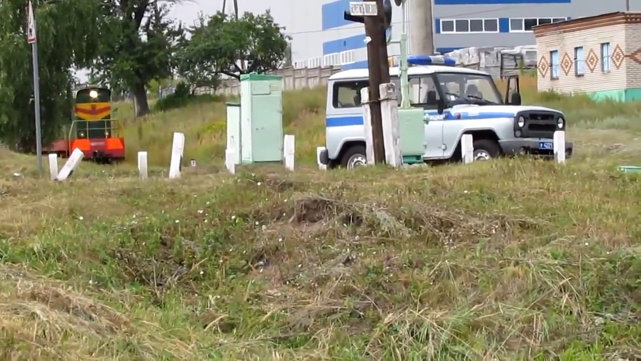 РЖД против ПОЛИЦИИ,тепловоз сносит машины полиции/ diesel locomotive demolishes police cars. смотреть онлайн