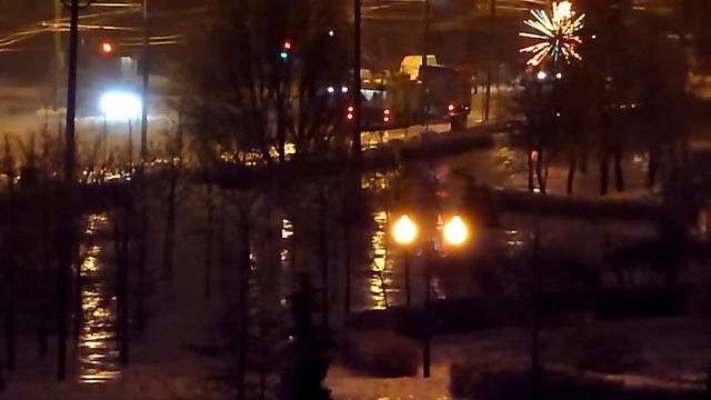 Искры падают до земли! Искрение троллейбусных проводов смотреть онлайн