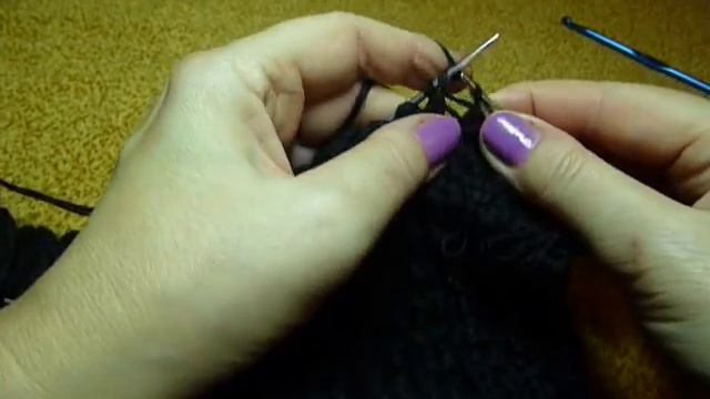 Шапка (берет), вязание спицами \Knitting hat смотреть онлайн