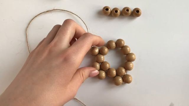 Новогодняя звезда из деревянных бусин смотреть онлайн